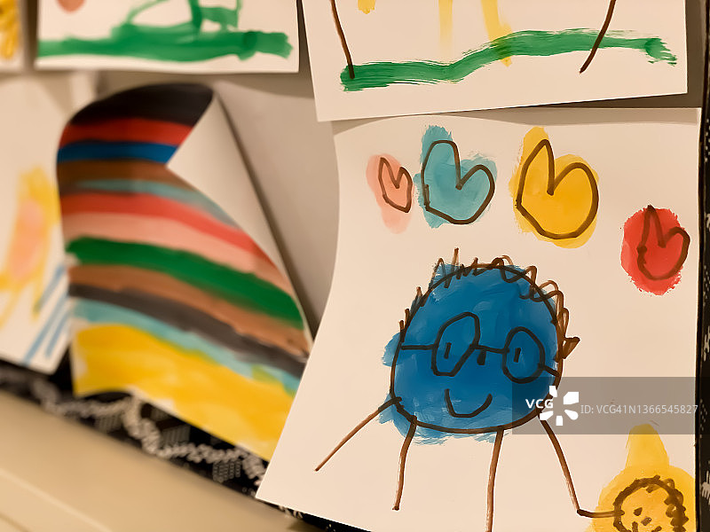 家中展示的儿童艺术绘画图片素材