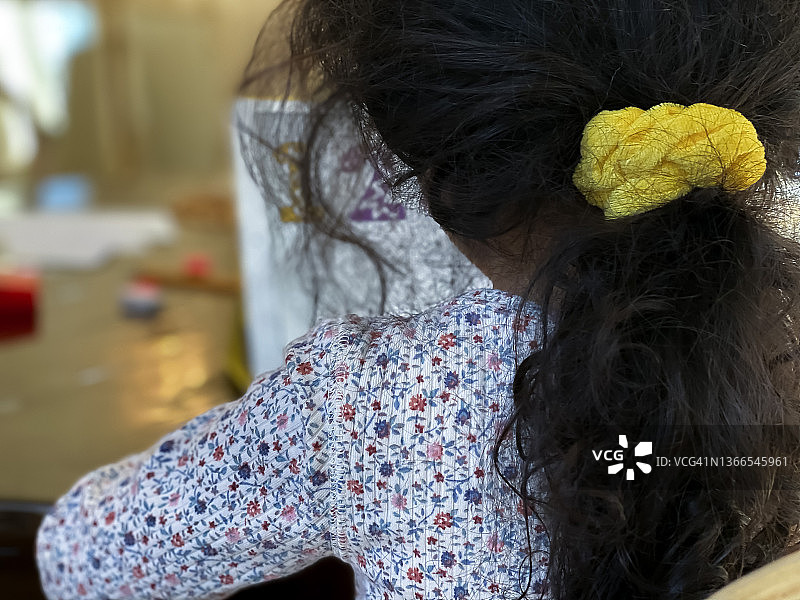 在家用平板电脑做作业的年轻混血女孩图片素材