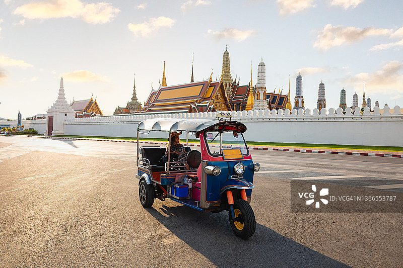 泰国曼谷玉佛寺或大皇宫前的嘟嘟车图片素材