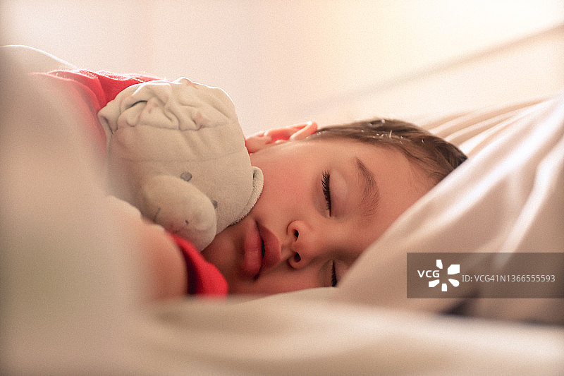 正在睡觉的小男孩图片素材