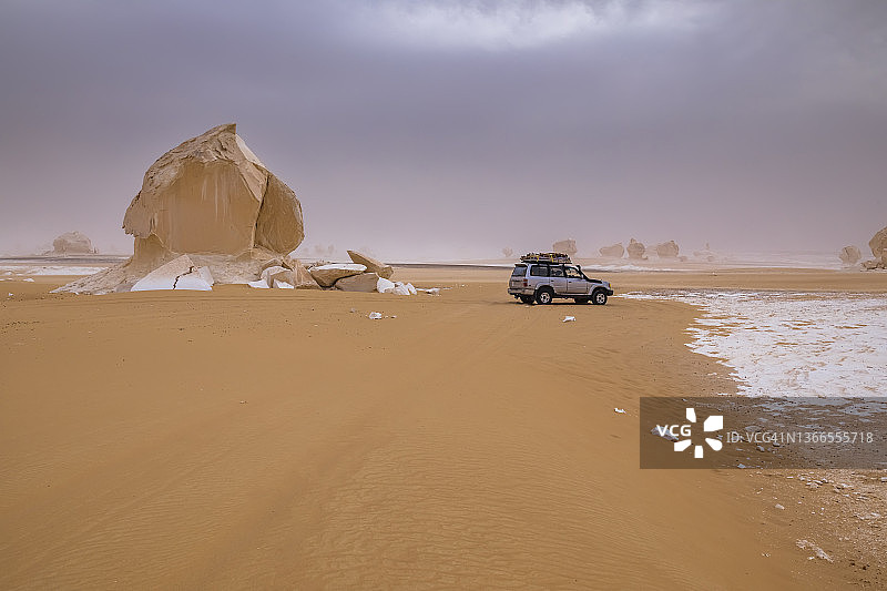 埃及撒哈拉沙漠白色沙漠的日落白垩岩层图片素材