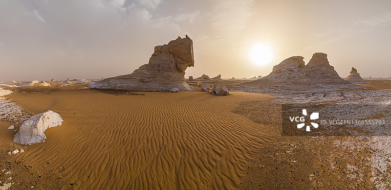 埃及撒哈拉沙漠白色沙漠的日落白垩岩层图片素材