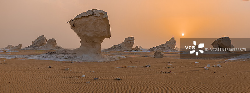 埃及撒哈拉沙漠白色沙漠的日落白垩岩层图片素材