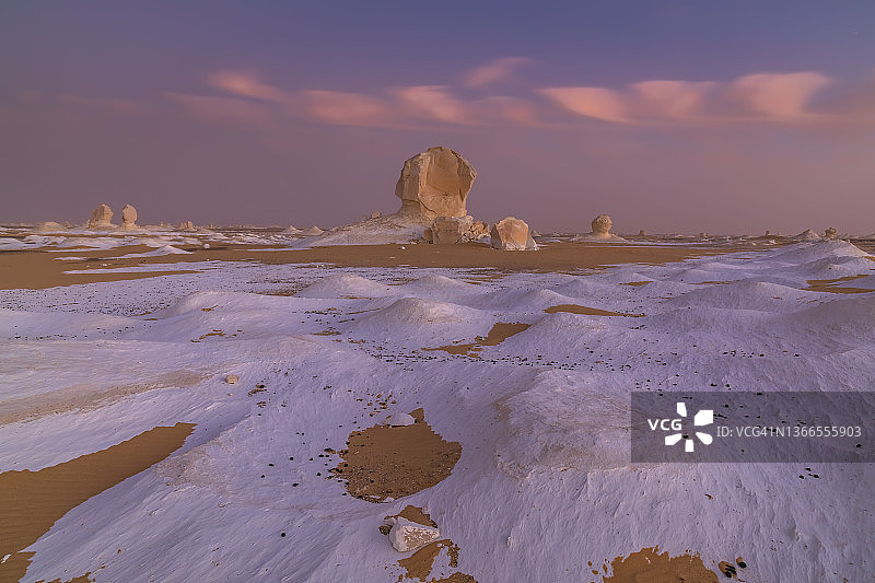 埃及撒哈拉沙漠白色沙漠的日落白垩岩层图片素材