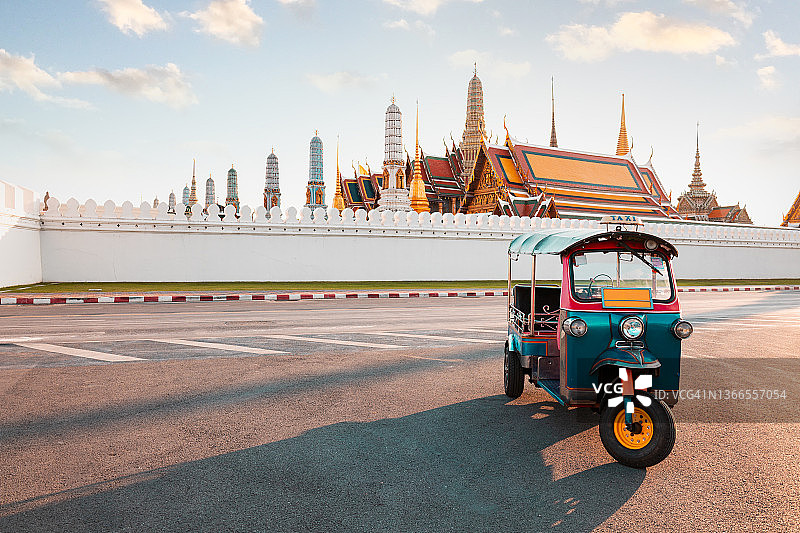 蓝色嘟嘟车：泰国曼谷的传统出租车图片素材