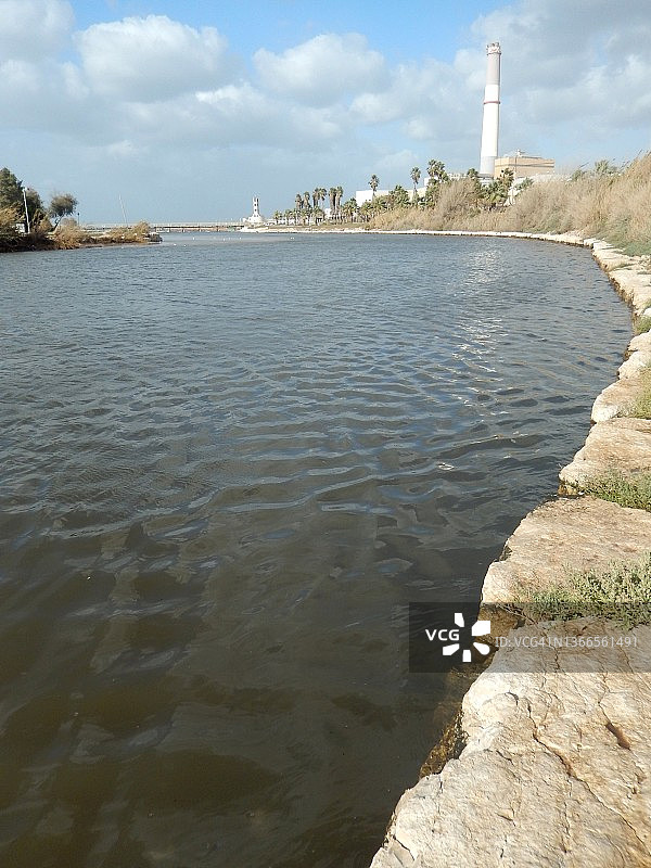 特拉维夫雅孔河汇入地中海，背景是瑞丁站图片素材