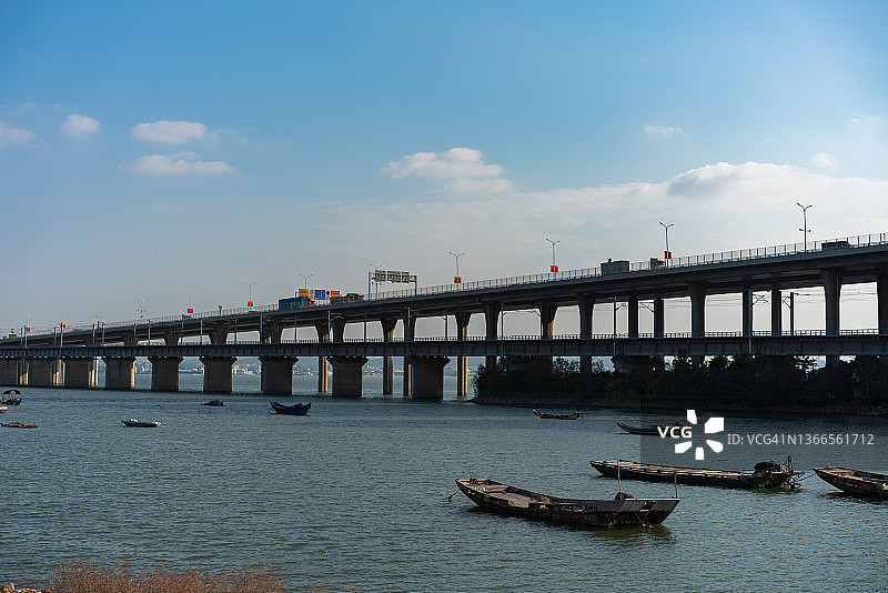 蓝天下跨越海洋的桥梁，低角度视角图片素材