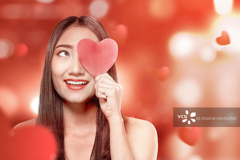 亚洲女性拿着红心图片素材