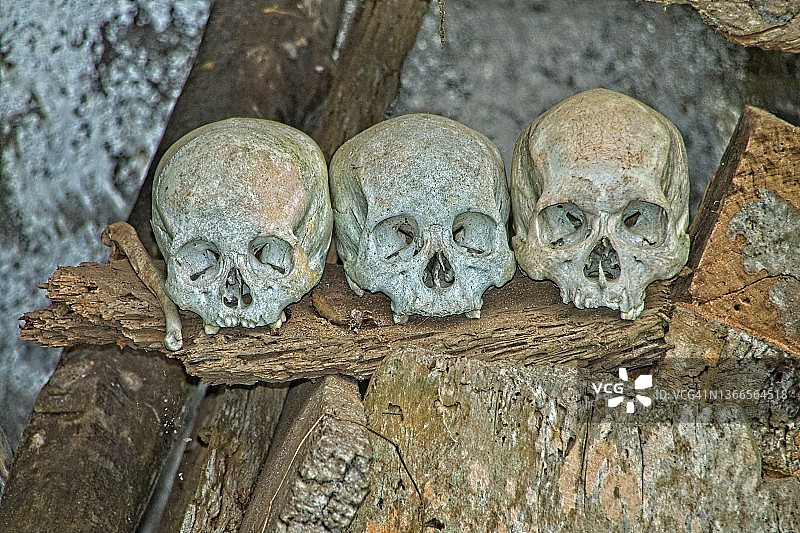 托拉aja墓穴中的骷髅图片素材