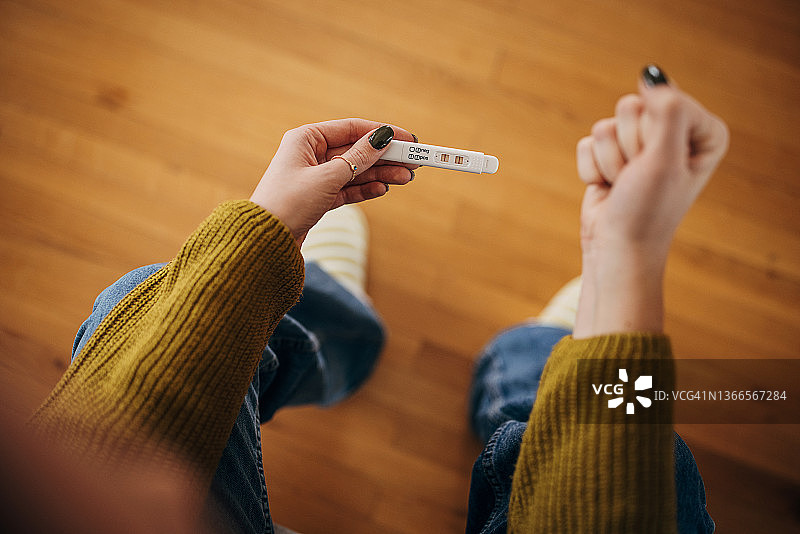 拿着阳性验孕棒的女人图片素材