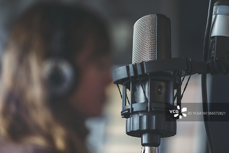 广播演播室麦克风特写图片素材