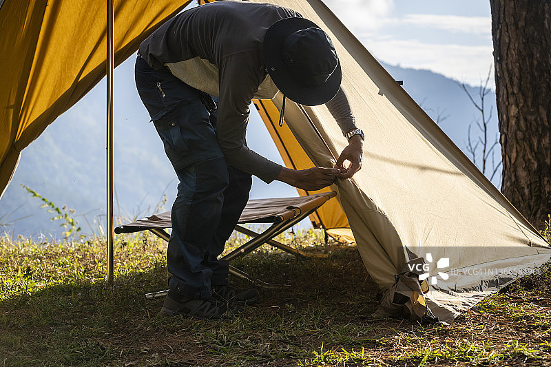 在森林里搭帐篷的年轻露营者图片素材