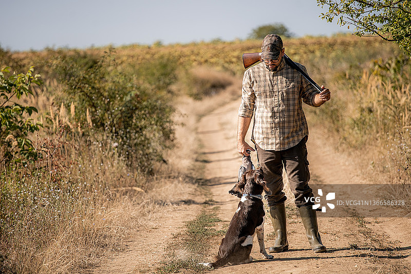 猎人和他的猎犬图片素材