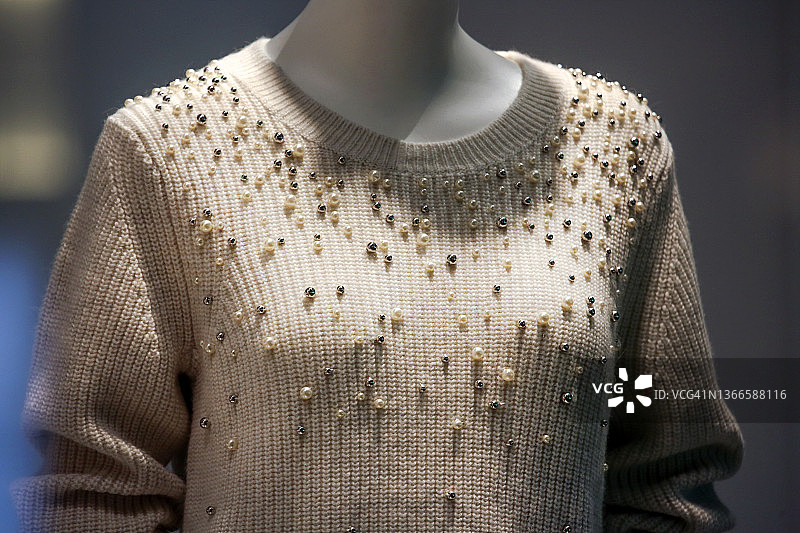 带人造珍珠的毛衣图片素材
