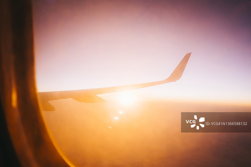 飞机机翼飞行日出图片素材