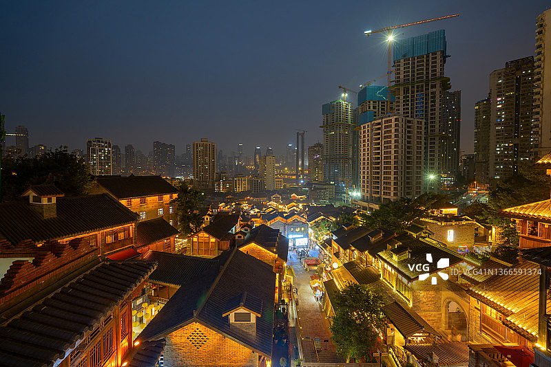 中国重庆的复古商业街夜景图片素材