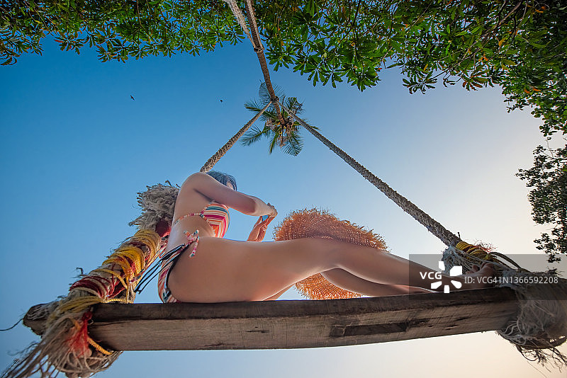 夏季玩耍荡秋千图片素材