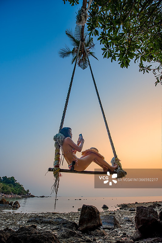 夏季玩耍荡秋千图片素材