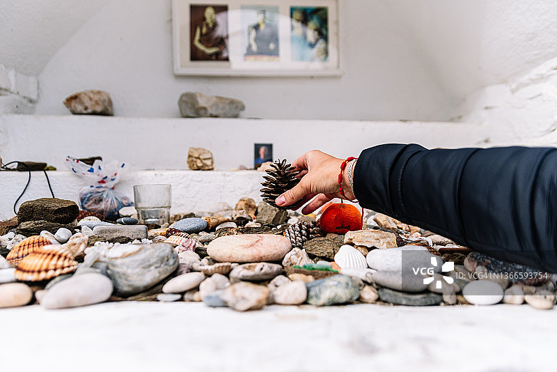 在佛教寺庙里供奉祭品的女人图片素材