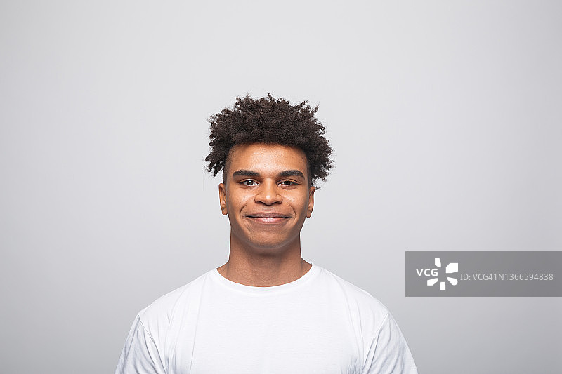 身穿白色T恤的快乐年轻人图片素材