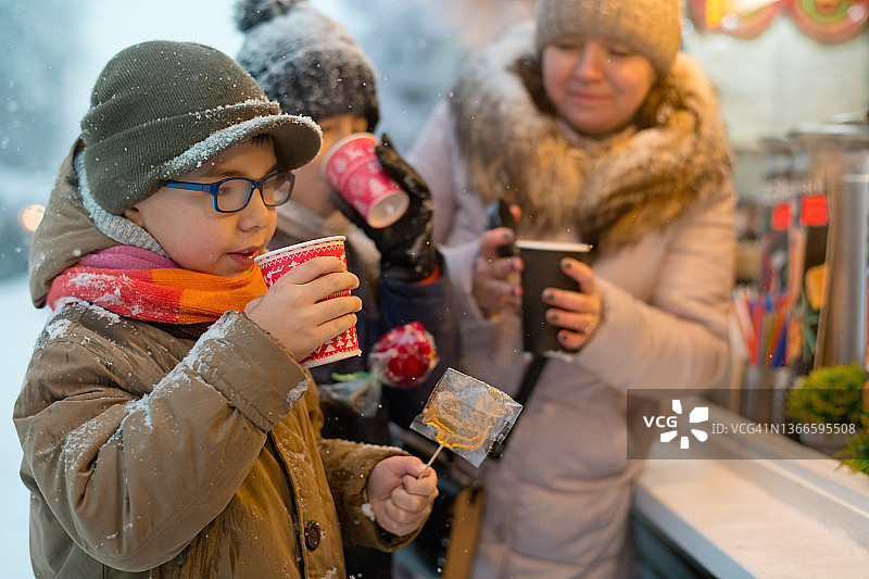 在圣诞市场的一家人图片素材
