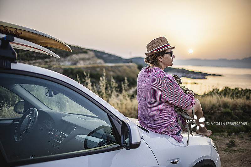 在路上的女人图片素材