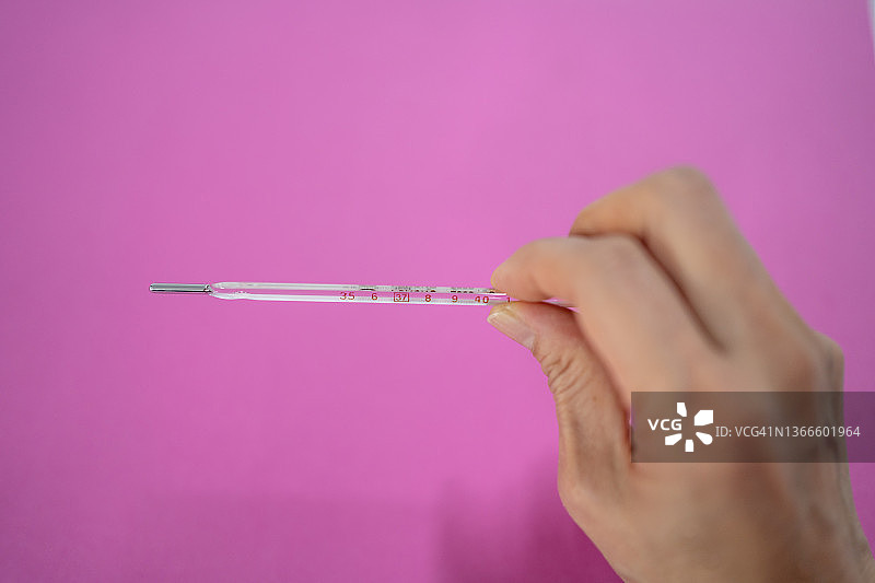女人手持体温计图片素材
