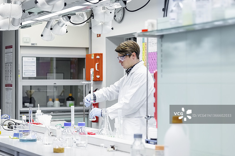 科学家在锥形瓶和滴定管中进行滴定反应图片素材