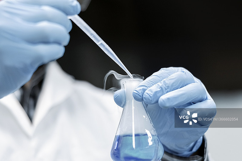 科学家在实验室用化学品做实验的特写图片素材