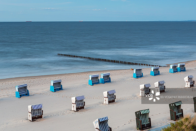 海滩上的许多沙滩椅图片素材