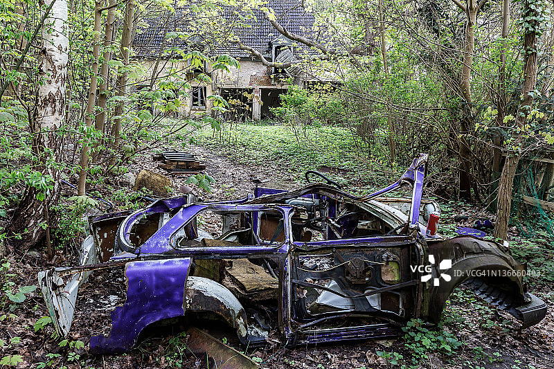 废弃房产上被毁坏的旧DDR汽车图片素材