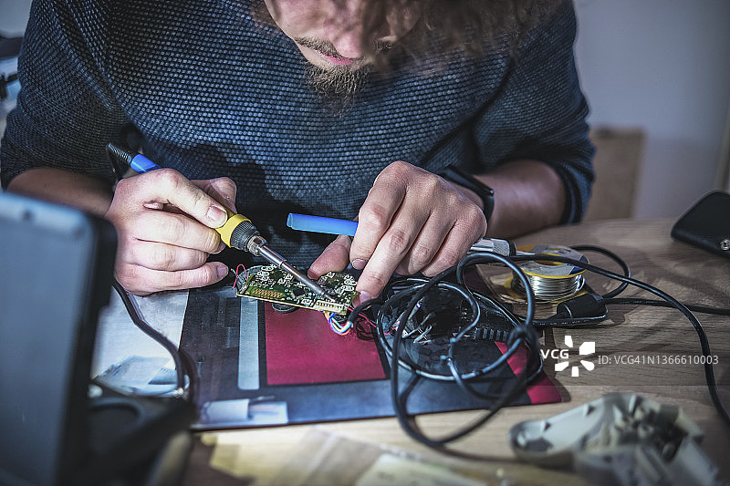 在家维修电子产品图片素材