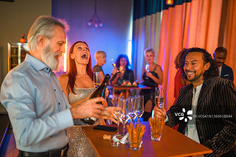 在酒吧一起庆祝的快乐商业伙伴图片素材