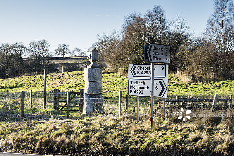 特雷莱赫的路标，位于英国威尔士蒙茅斯郡蒙茅斯郡路图片素材