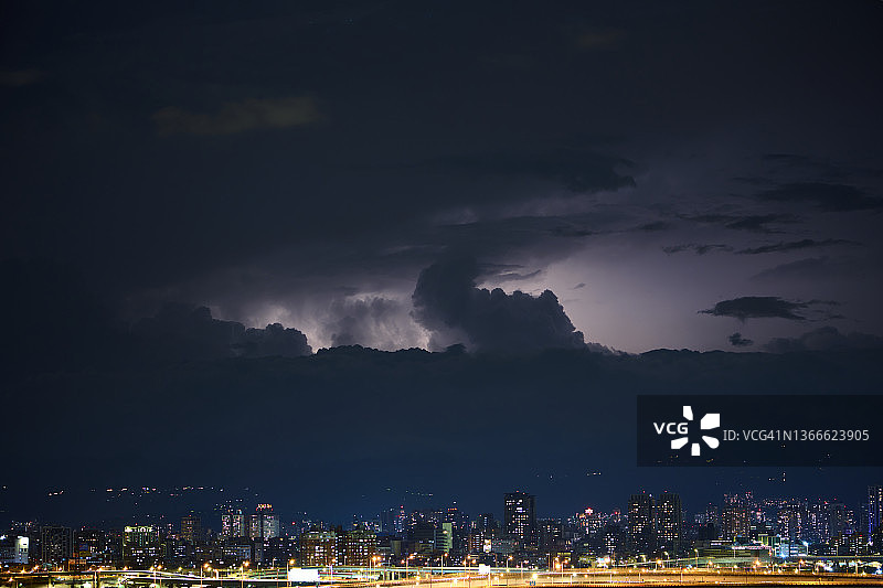 紫色光芒笼罩下的城市闪电风暴图片素材