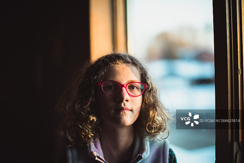 戴眼镜的卷发女孩肖像图片素材