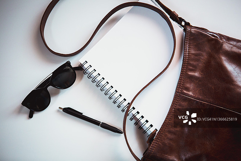 从钱包里散落出来的物品图片素材