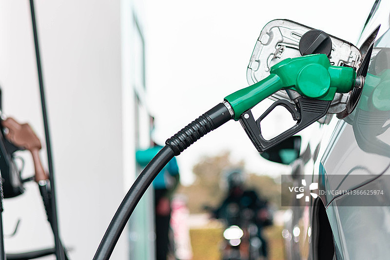 机器给汽车加油的特写图片素材