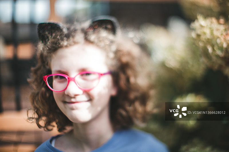 微笑的女孩图片素材