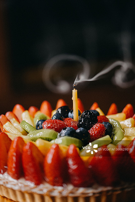 带一根吹灭蜡烛的水果馅饼蛋糕图片素材