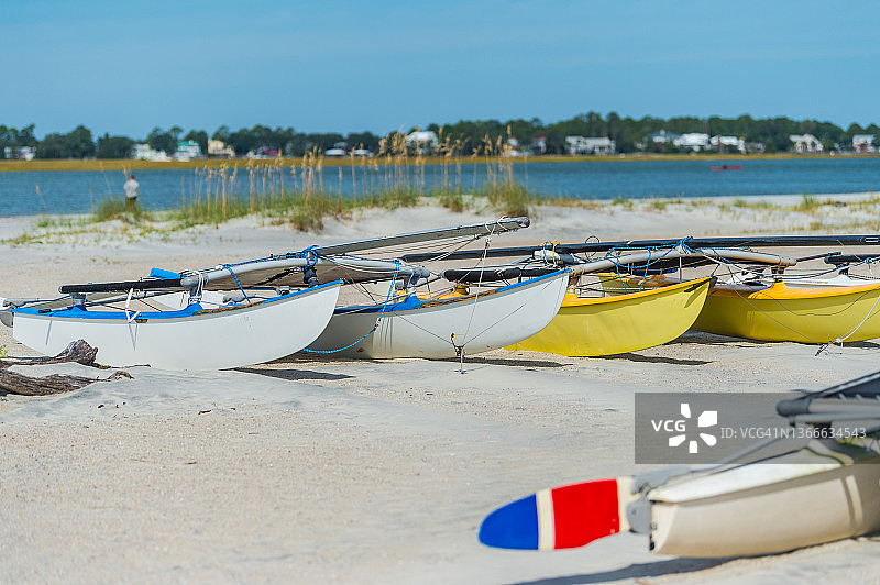 淡季海滩上闲置的出租帆船图片素材