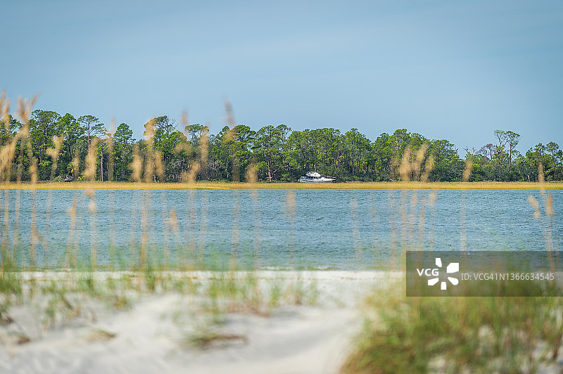 飓风过后，远处旱地上废弃的船只图片素材
