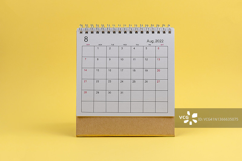 黄色背景上的2022年8月台历图片素材