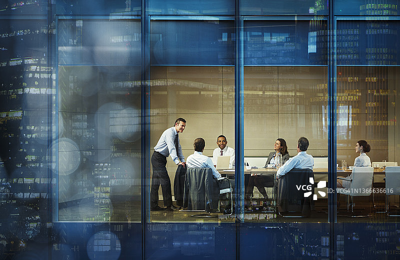 企业商务人士在高层会议室会面图片素材