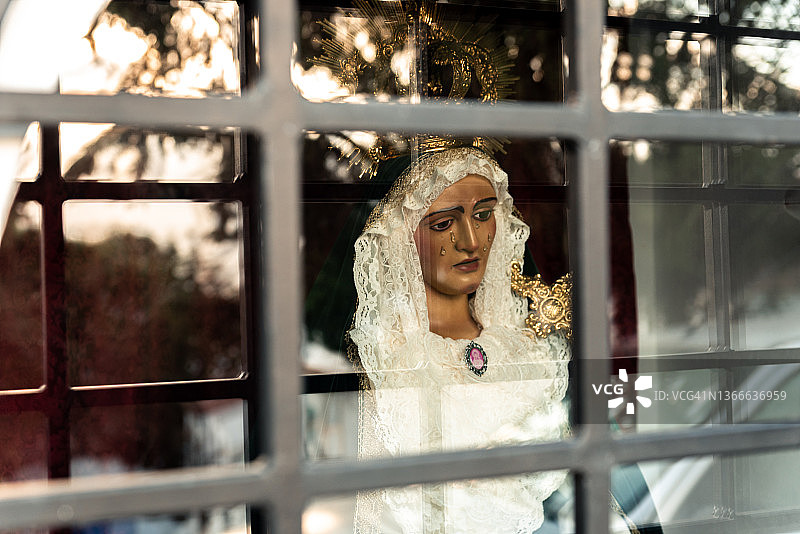 玻璃后的圣母玛利亚雕像图片素材