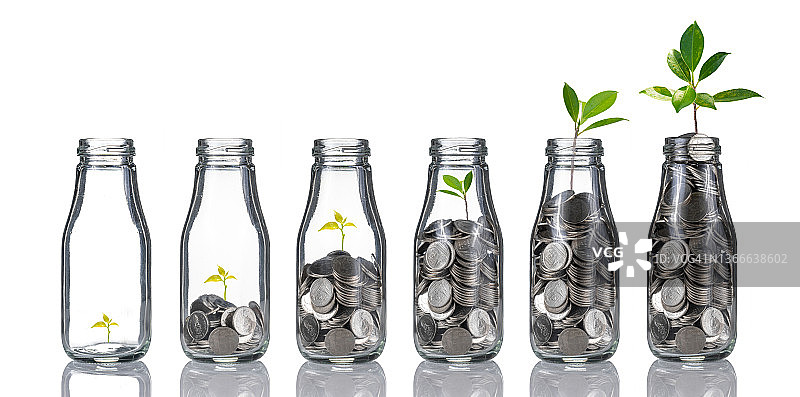 硬币堆与种子生长的瓶子图片素材