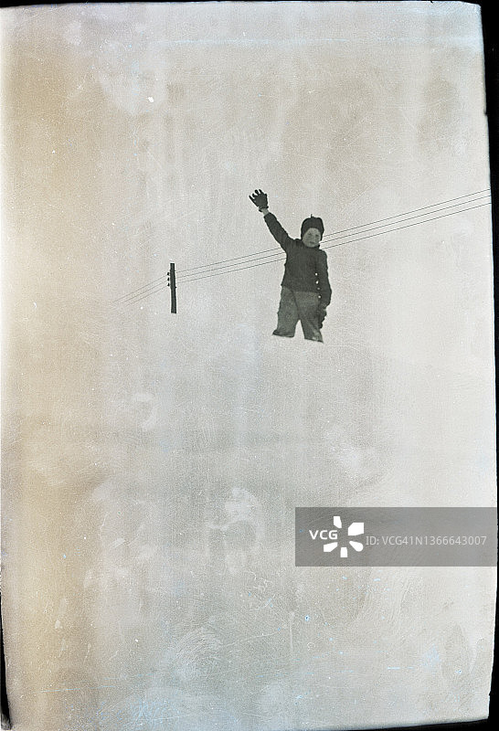 1940年停战日暴风雪中的雪堆上的男孩图片素材