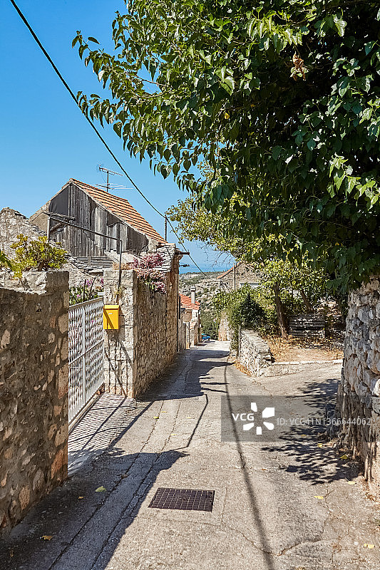 克罗地亚布拉奇岛洛济斯卡村的狭窄陡峭道路图片素材