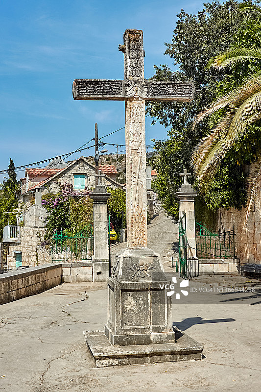 洛济斯卡圣约翰和圣保罗教堂前的石制苦像，布拉奇岛，克罗地亚图片素材