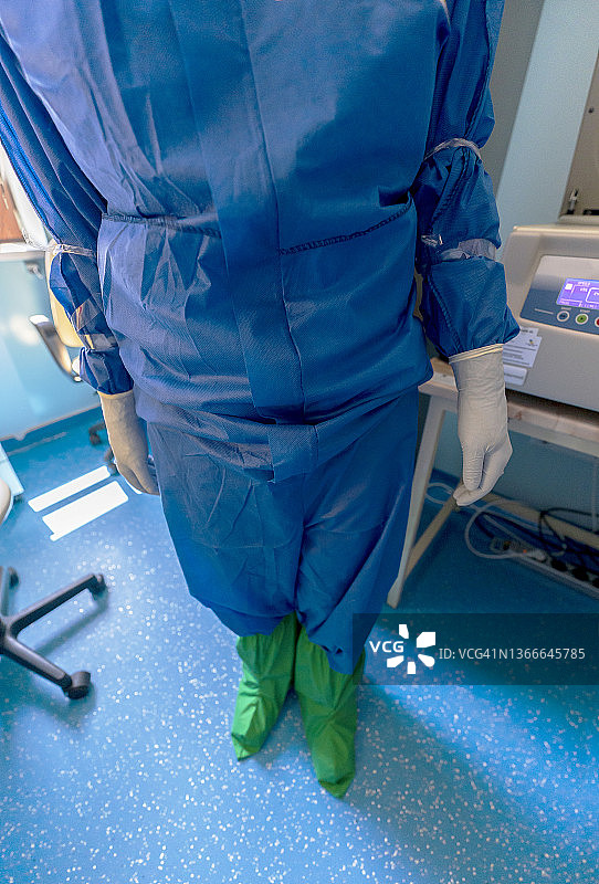 新冠病毒奥密克戎新变种：流行病学家在防护服中检测病毒图片素材